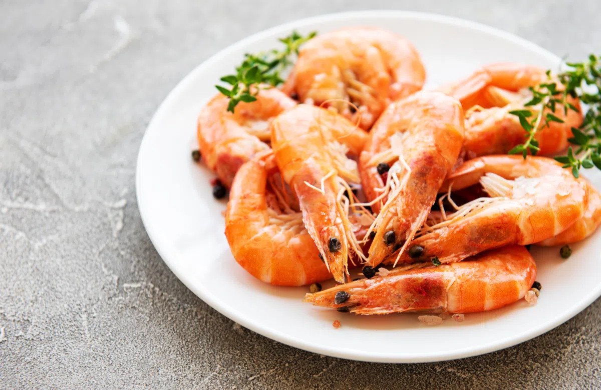 Lượng 100g tôm tươi vừa phải mỗi ngày giúp kiểm soát cân nặng và duy trì dinh dưỡng hợp lý.