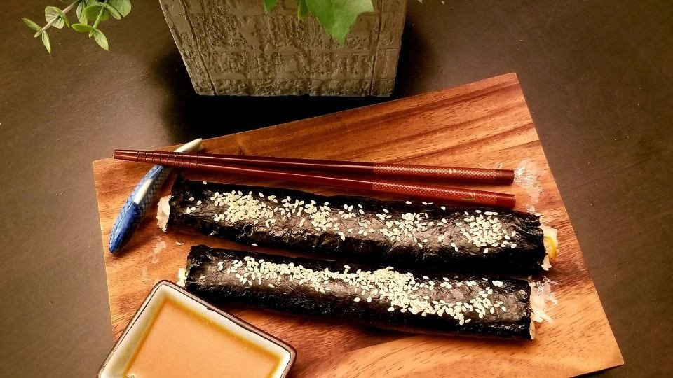 Lượng calo kimbap chiên cao hơn nhiều so với kimbap không chiên