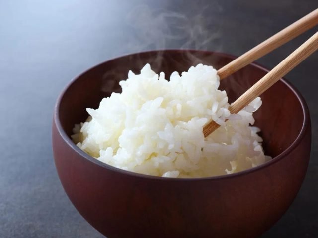 Lượng calo trong 1/2 chén cơm trắng