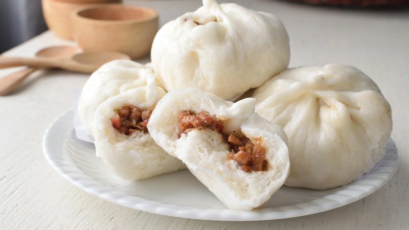 Lượng calo trong bánh bao nhân thịt thường cao hơn bánh bao ngũ cốc, ảnh hưởng đến cân nặng.