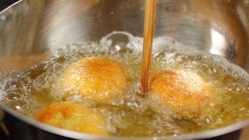 Lượng calo trong bánh cam cao do quá trình chiên ngập dầu