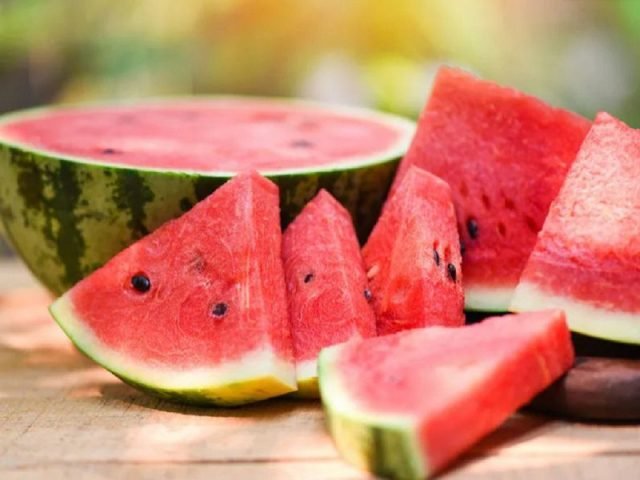 Nước Dưa Hấu Bao Nhiêu Calo? Giải Mã Từ A-Z Dinh Dưỡng Lượng calo trong cả quả dưa hấu lớn