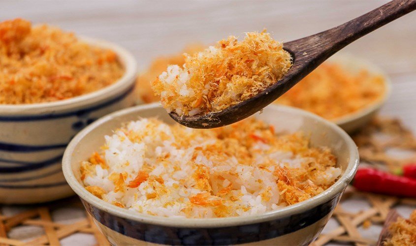 Lượng calo trong cơm ruốc phụ thuộc vào loại ruốc và cách chế biến