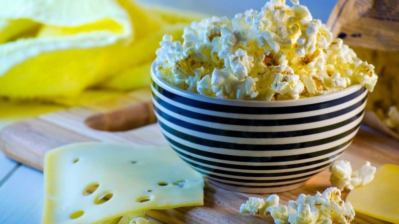 Lưu ý khi thêm phô mai và gia vị vào bắp rang
