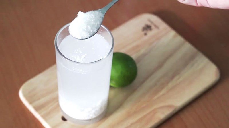 Ly bột sắn dây đã pha sẵn, gợi ý cách pha bột sắn dây đúng chuẩn để tận hưởng hương vị ngon miệng.