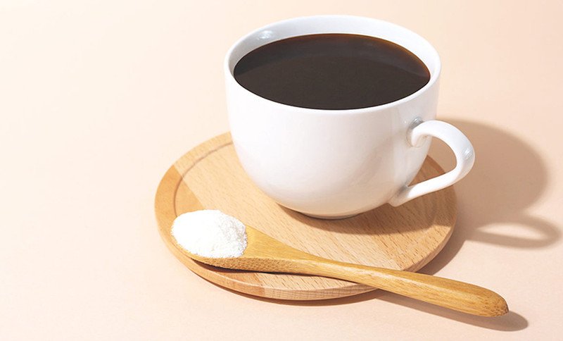 Ly cà phê đen và viên đường, nhắc nhở không nên thêm đường quá nhiều để kiểm soát lượng calo