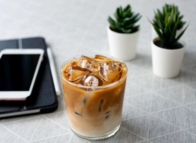 Ly cà phê sữa đá truyền thống thơm ngon, đậm đà