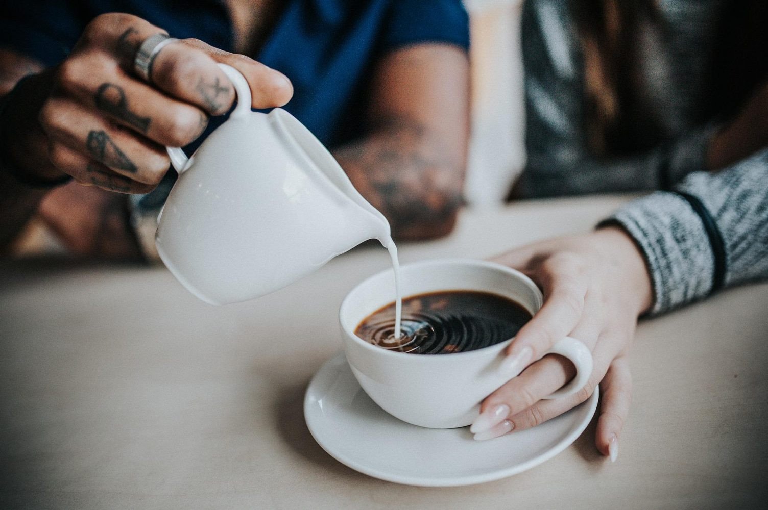 Ly cà phê sữa tươi không đường, so sánh với lượng calo của cà phê Kopiko Macchiato