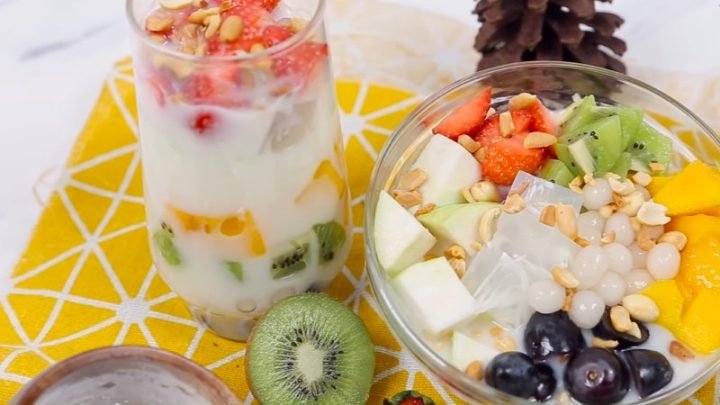 Ly chè Thái thập cẩm hấp dẫn, chứa nhiều trái cây và cốt dừa, gợi ý về lượng calo trong món tráng miệng này.