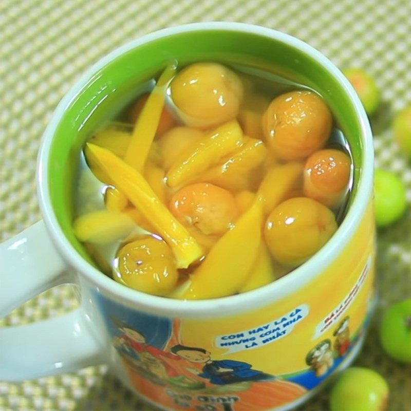 Ly cocktail sơ ri thơm lừng, mát lạnh với đá viên và trái cây tươi