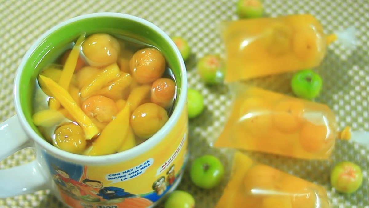 Ly cocktail sơ ri thơm mát, trang trí đẹp mắt với trái sơ ri tươi