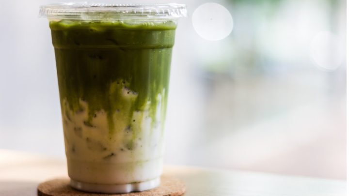 1 ly Matcha Latte 500ml Bao Nhiêu Calo? Giải Đáp Chi Tiết ly matcha latte xanh tươi mát trên bàn gỗ, minh họa lượng calo trong đồ uống