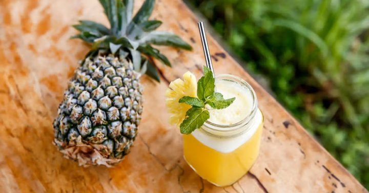 Ly nước ép dứa tươi cung cấp vitamin và khoáng chất thiết yếu