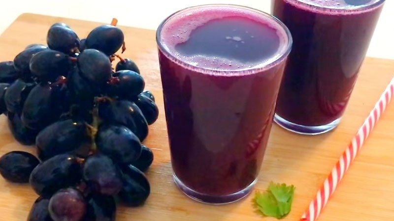 Ly nước ép nho nguyên chất màu tím đẹp mắt, giàu dưỡng chất