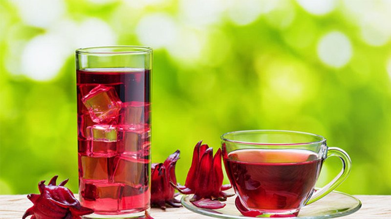 Ly nước hoa atiso đỏ tươi mát lạnh, giải khát hiệu quả