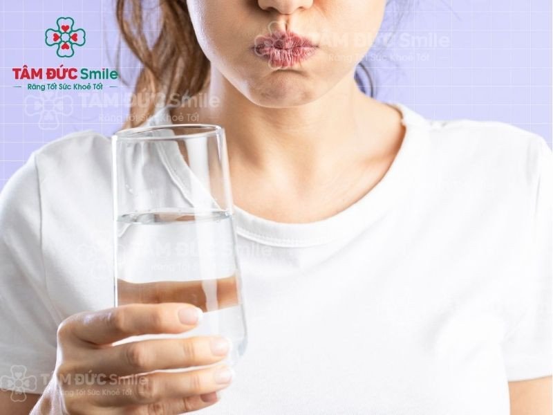 Ly nước lá chanh được nấu từ lá tươi, sẵn sàng dùng để súc miệng hàng ngày