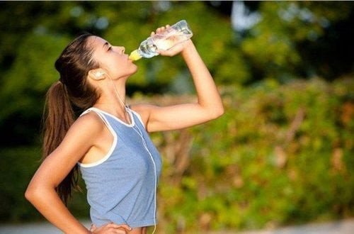 Ly nước lọc bên cạnh đồng hồ, tượng trưng cho việc uống đủ nước mỗi sáng để hỗ trợ quá trình đốt cháy calo.