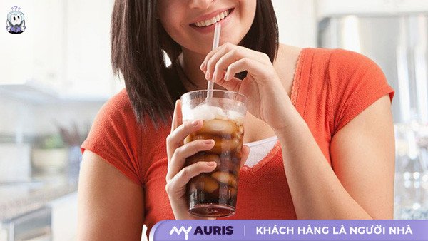 ly nước lọc và trái cây tươi là lựa chọn thay thế lành mạnh cho pepsi chanh