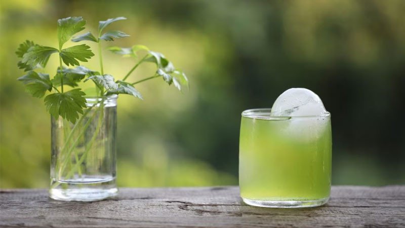 Ly nước ngò rí thơm mát, biểu tượng của sự thanh lọc thận, cần lưu ý khi sử dụng để đạt hiệu quả tốt nhất theo cách nấu nước ngò rí lọc thận.