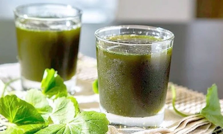 Ly nước rau má nguyên chất xanh mát, đã hoàn thành và sẵn sàng thưởng thức