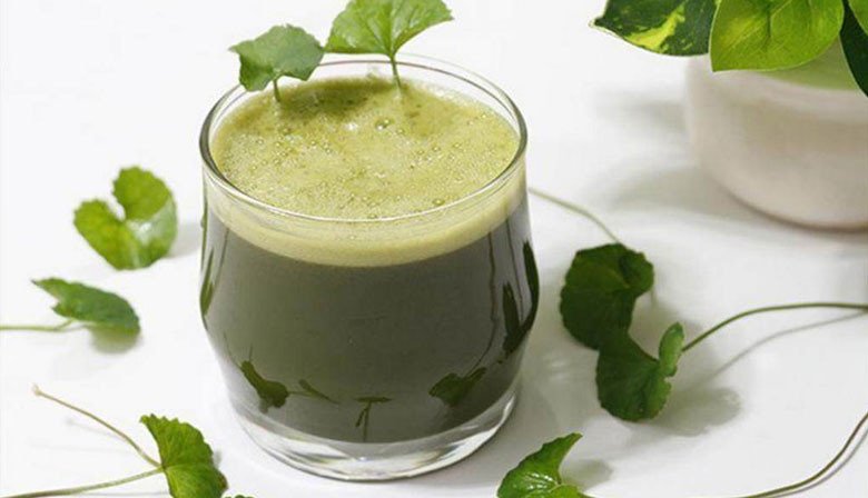 Ly nước rau má sữa tươi béo ngậy, đã hoàn thành với lớp bọt mịn và lá rau má trang trí