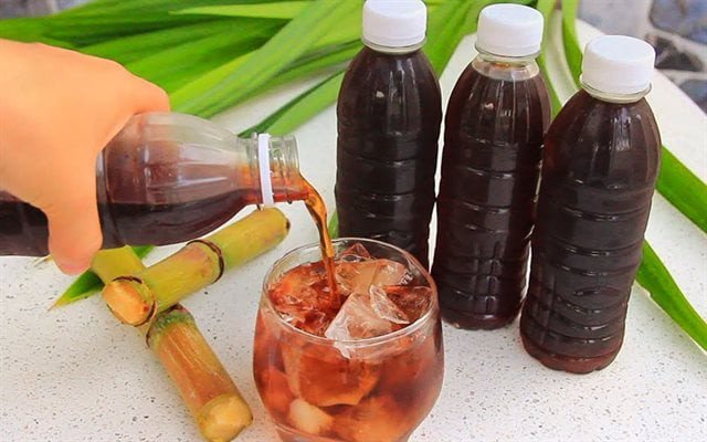Ly nước sâm bí đao mát lạnh, phân tích 1 chai nước sâm bao nhiêu calo và lợi ích dinh dưỡng.