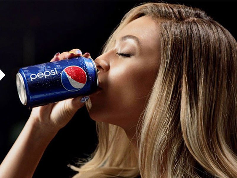 Ly Pepsi và lát chanh tươi, nhấn mạnh việc tiêu thụ đồ uống giải khát có chừng mực.
