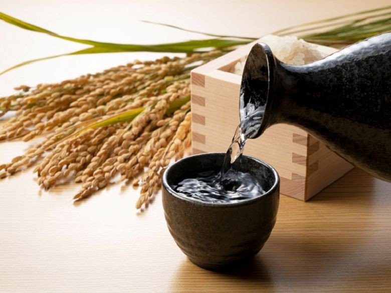 Ly rượu nếp truyền thống và lợi ích sức khỏe