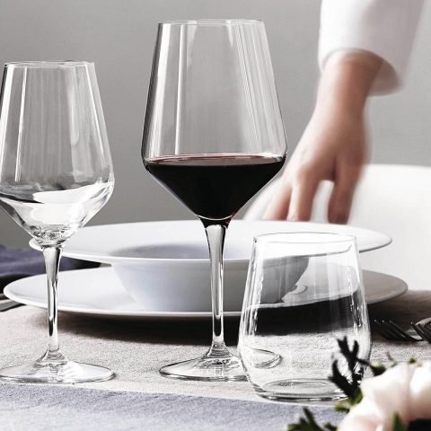 Ly rượu vang đỏ tiêu chuẩn trên nền tối, minh họa lượng calo trong rượu vang.