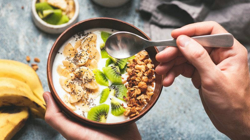Ly sữa chua trắng mịn, biểu tượng cho lợi ích tiêu hóa sau bữa ăn lẩu