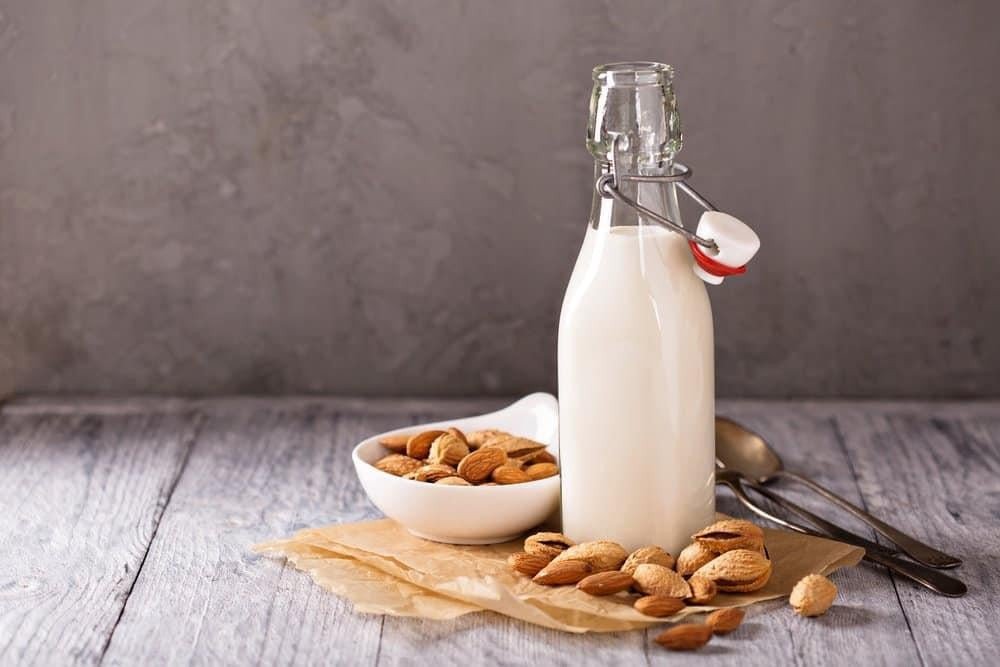 Ly sữa hạnh nhân đậu đen óc chó sánh mịn, bổ dưỡng