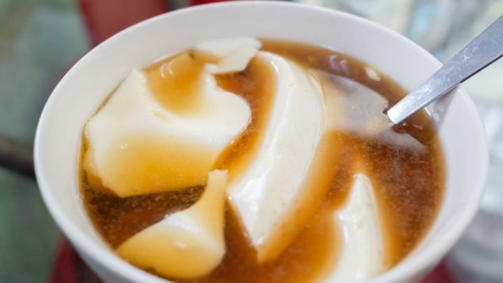 Ly tàu hủ nước đường truyền thống với những miếng tàu hủ mềm mịn và nước đường gừng ấm áp