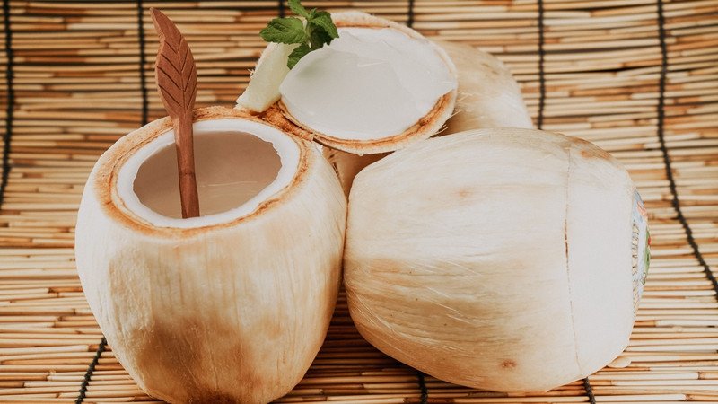 Ly thạch dừa thanh mát giải nhiệt, thể hiện lợi ích thanh nhiệt của thạch dừa