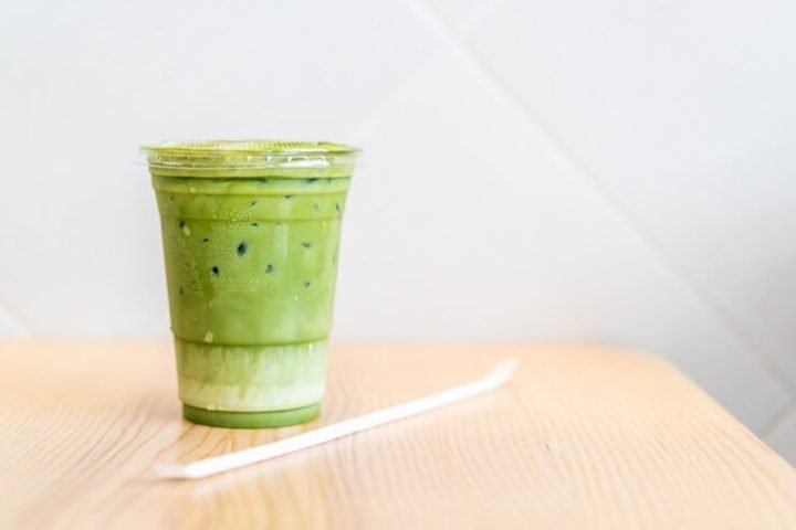 Ly trà sữa matcha thơm ngon với lớp kem sánh mịn, minh họa lượng calo trà sữa matcha trung bình.