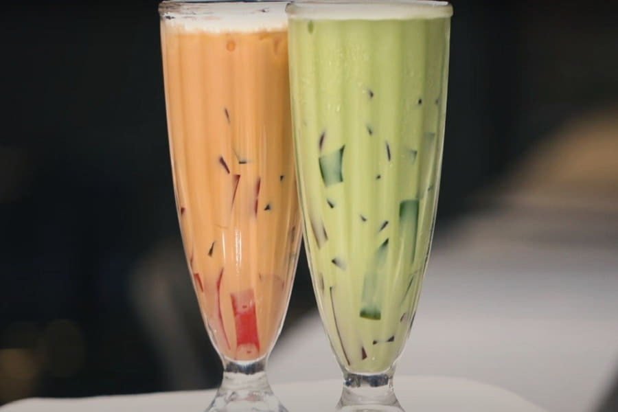 Ly trà sữa Thái xanh và trà sữa Thái đỏ hấp dẫn, minh họa các loại trà sữa phổ biến