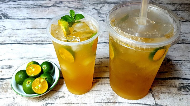 Ly trà tắc giải khát với lát tắc vàng ươm, cung cấp năng lượng hợp lý