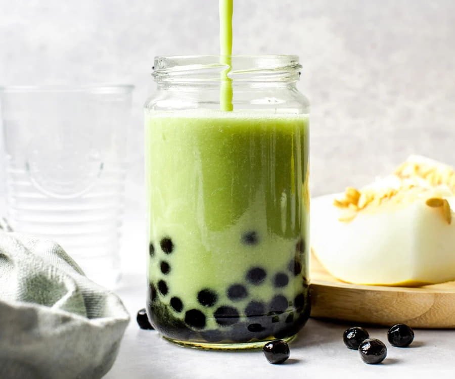 Ly trà thái xanh trân châu đường đen hấp dẫn, topping dai ngon.