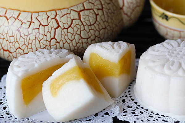 Mâm bánh dẻo nhân đậu xanh thơm ngon, sẵn sàng thưởng thức