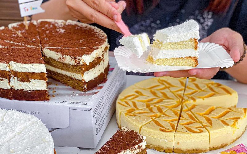 Mâm bánh mousse các loại hương vị được cắt miếng vừa vặn, minh họa các mẹo thưởng thức bánh mousse lành mạnh