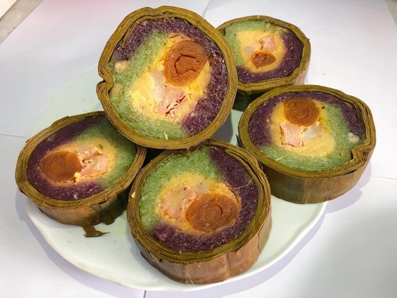 Mâm bánh tét đã cắt khoanh, thể hiện rõ các lớp gạo nếp và nhân bên trong, giúp ước tính lượng calo.