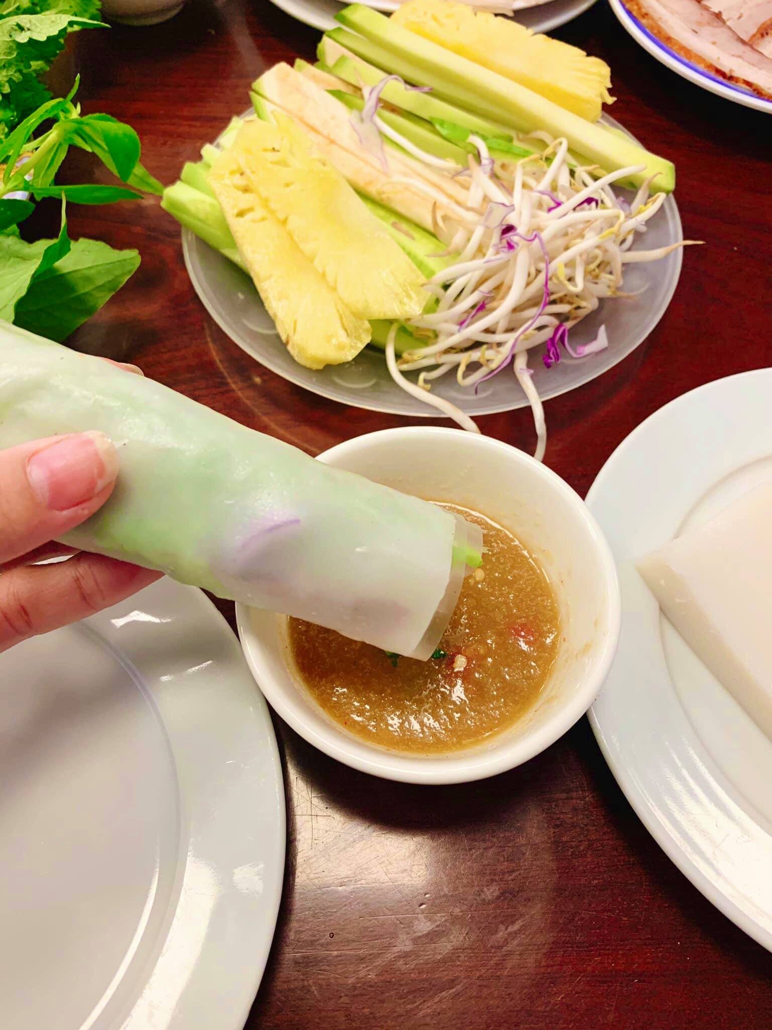 Mâm bánh tráng cuốn thịt heo và chén mắm nêm vàng ươm hấp dẫn