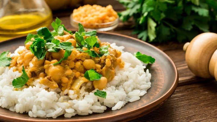 Đồ Chay Bao Nhiêu Calo? Hướng Dẫn Ăn Uống Chuẩn Mâm cơm chay đa dạng dinh dưỡng với nhiều loại rau củ, đậu hũ và nấm, minh họa cho lợi ích của thực đơn đồ chay bao nhiêu calo hợp lý.