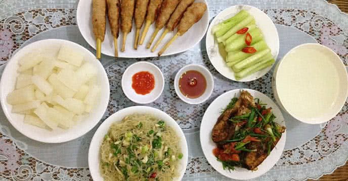 Mâm cơm gia đình: cá chim sốt cà chua, nem lụi và miến xào cua