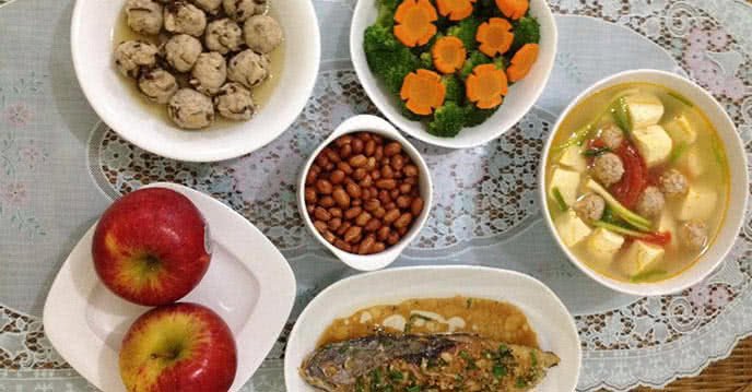Mâm cơm gia đình: canh đậu thịt viên, súp lơ xào cà rốt và cá thu sốt tỏi