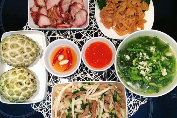 Mâm cơm gia đình với thịt nướng xá xíu, nem thính và canh rau cải