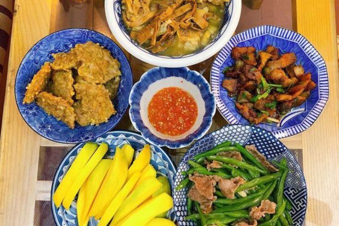 Mâm cơm hàng ngày đầy đủ canh xương măng khô, thịt rang cháy cạnh và chả cốm