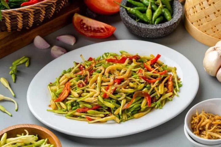 Mâm cơm với món hoa đu đủ đực xào thơm ngon