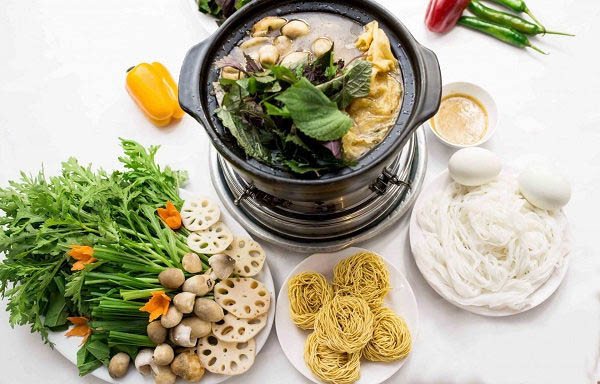 Mâm lẩu dê hoàn chỉnh với nước chấm chao và bún, sẵn sàng để thưởng thức tại nhà