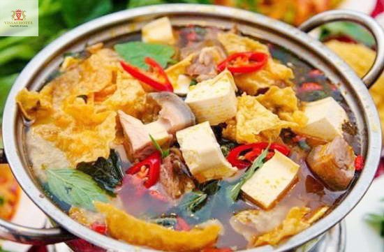 Cách Nấu Lẩu Dê Ninh Bình Thơm Ngon Đậm Đà Chuẩn Vị Gia Đình Mâm lẩu dê Ninh Bình thịnh soạn với đầy đủ các loại thịt, rau ăn kèm và nước lẩu sôi sùng sục, sẵn sàng cho bữa tiệc sum vầy