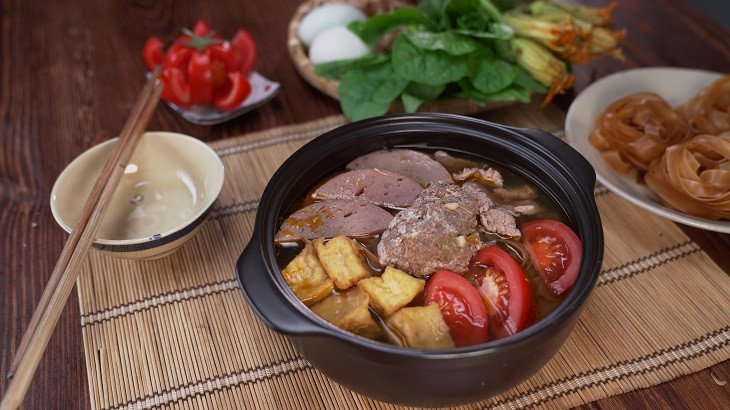 Mâm lẩu riêu cua đồng hấp dẫn, sẵn sàng chiêu đãi gia đình